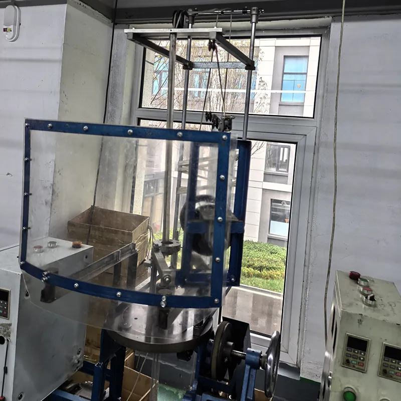 Трикотажная машина для производства электромагнитно-экранирующей сетки-прокладки типа двухкрылый (двух-P).2